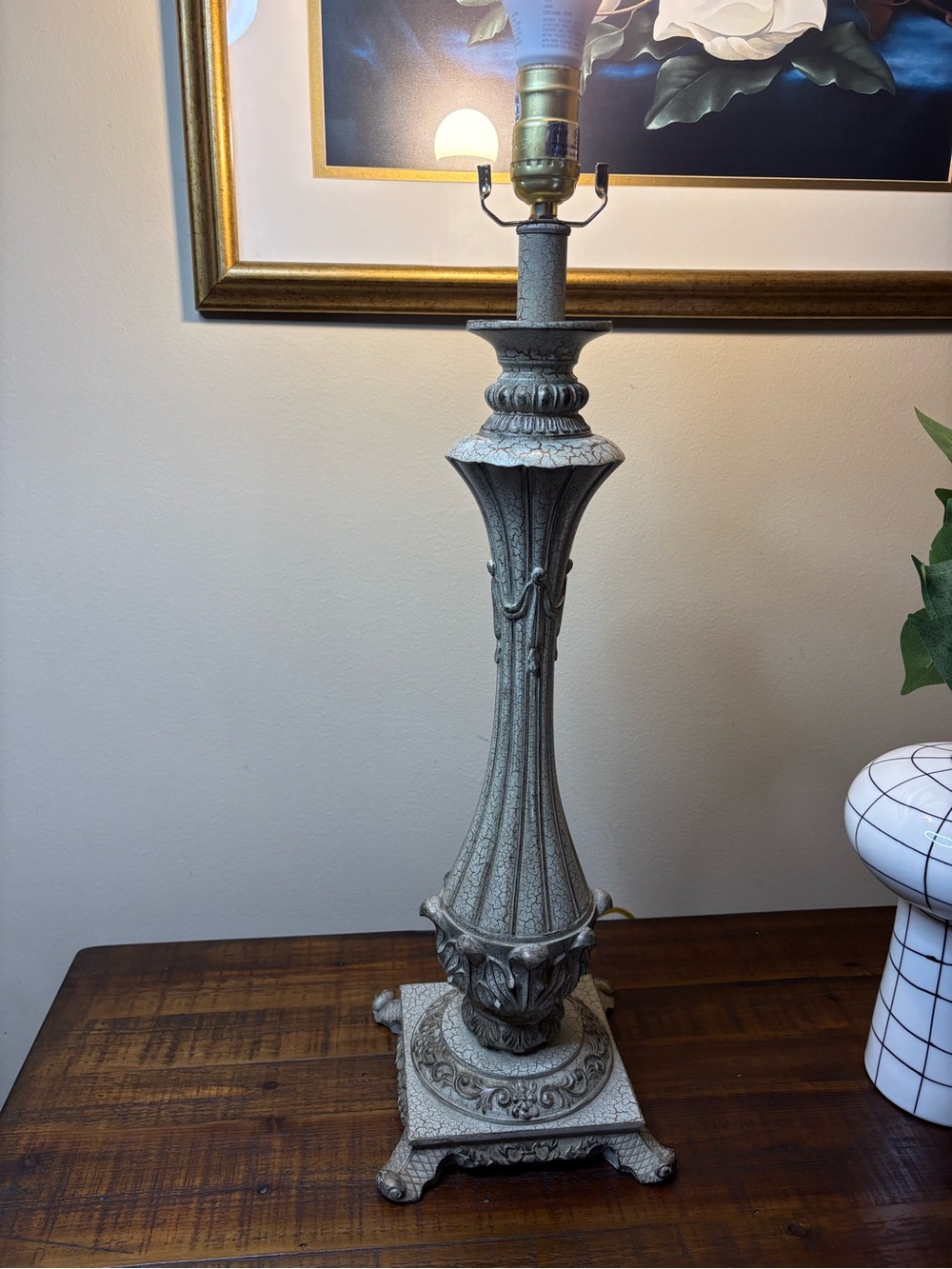 🔥🔥🔥Vintage Table Lamp Featuring Ornate, Distressed Base - Picture 8 of 11